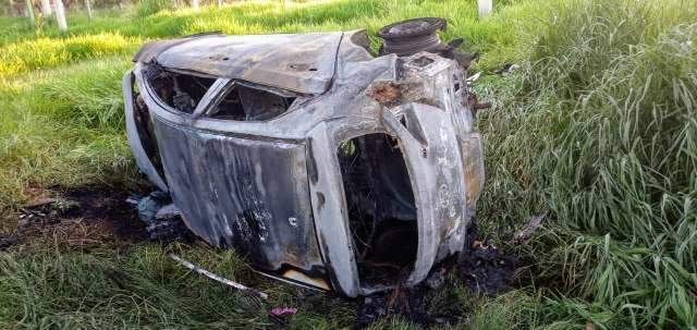 Carro fica destru&iacute;do depois de capotar e pegar fogo