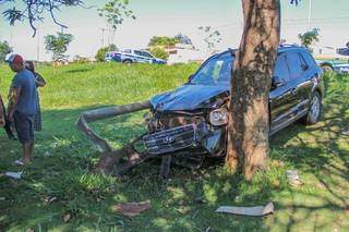 Hyundai Santa Fé arrastou poste de iluminação pública e bateu em árvore. (Foto: Marcos Maluf)