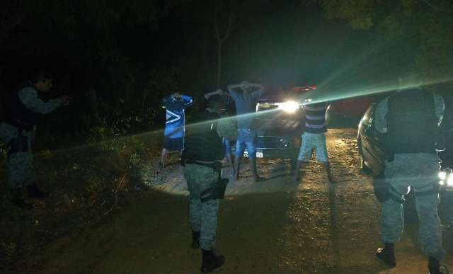 Homens s&atilde;o presos tentando furtar e matar vacas para comer