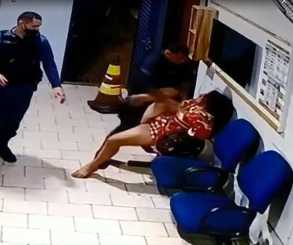 V&iacute;deo mostra PM espancando mulher algemada