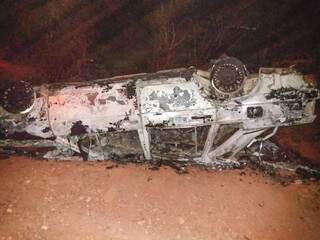 Volkswagen Santana foi encontrado destruído e sem sinais de vítimas. (Foto: O Pantaneiro)