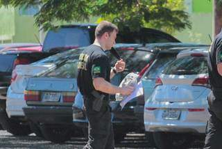 Policial chegou à PF em Campo Grande com dinheiro apreendido (em saco plástico) (Foto: Marcos Maluf)