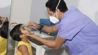 Criança toma dose da vacina em Campo Grande (Foto: PMCG)