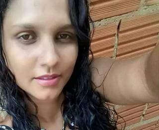 Ana Paula Pagani de Souza, 28 anos, foi morta a facadas na madrugada desta segunda-feira (23). (Foto: Reprodução/Perfil News)