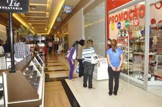 Novembro já começou com promoções, mas lojas prometem descontos maiores na sexta-feira (Foto: Campo Grande News/Arquivo) 
