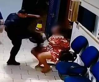 Print de vídeo de câmera de segurança mostra oficial da PM chutando mulher. (Foto: Reprodução de vídeo)