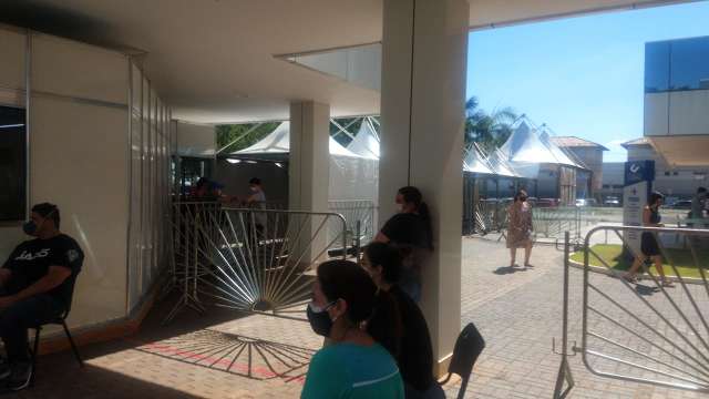 Pacientes esperam 5 horas por atendimento no setor de covid 