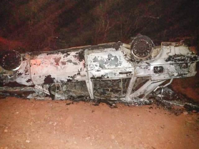 Carro capota, pega fogo e fica destru&iacute;do na MS-345