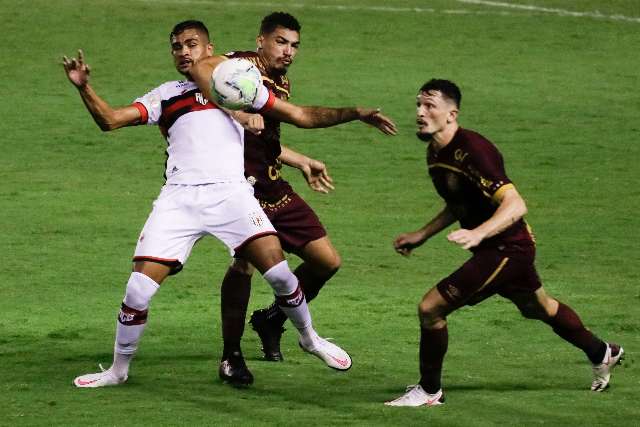 Atl&eacute;tico-GO derrota Sport, ganha tr&ecirc;s posi&ccedil;&otilde;es e respira na luta contra degola