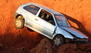 Carro parou pendurado em amontoado de terra (Foto: O Correio News) 