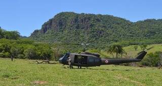 Helicóptero de militares paraguaios no local onde três guerrilheiros foram mortos na sexta (Foto: ABC Color)