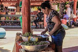 Em Campo Grande, fruta é comercializada também pela feira indígena, em frente ao Mercadão Municipal (Foto: Silas Lima)