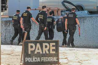 Equipe chegando à Superintendência da PF em Campo Grande com malote e ferramentas usadas para arrombamentos (Foto: Marcos Maluf)