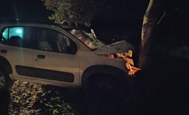 Motorista perde controle de Fiat Uno, bate em &aacute;rvore e morre