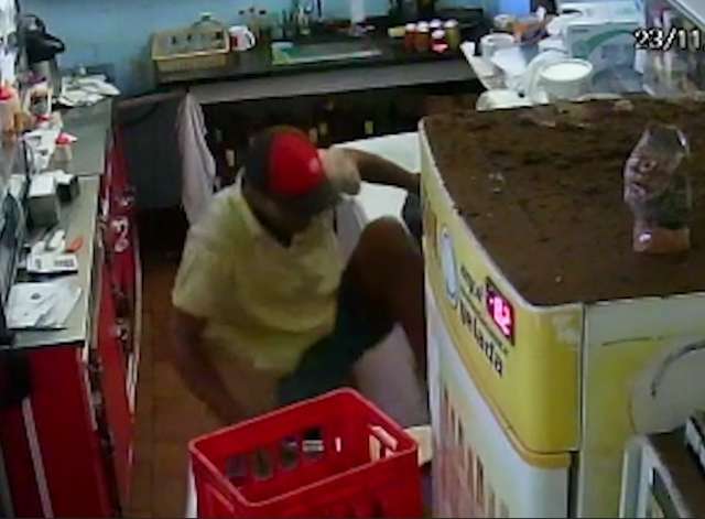 Bandido invade bar pelo teto durante &quot;9&ordm; furto&quot;, afirma dono