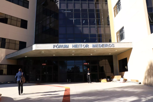 Tr&ecirc;s homens t&ecirc;m pris&atilde;o decretada ap&oacute;s roubar Fiat Strada e ame&ccedil;ar propriet&aacute;rio
