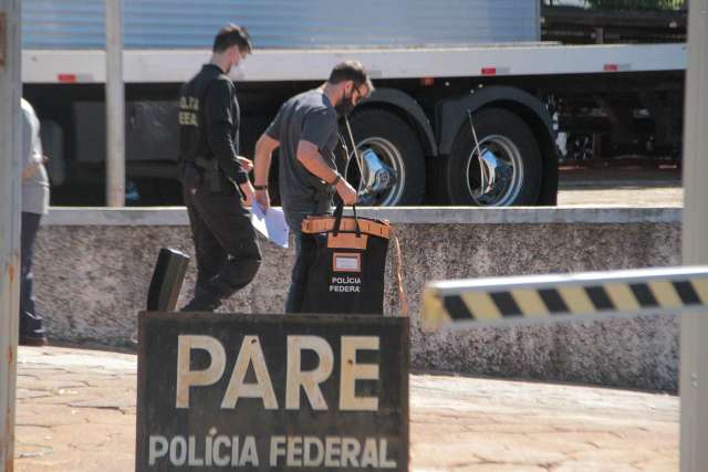 Na sede da PF, policiais chegam com malotes em dia de Lama Asf&aacute;ltica