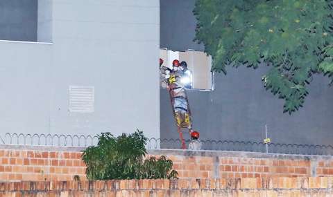Bombeiros quebram parede para resgatar idoso que ficou preso em casa ap&oacute;s queda 