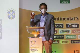 Juninho Paulista foi quem fez o sorteio (Foto: Thais Magalhães/CBF)