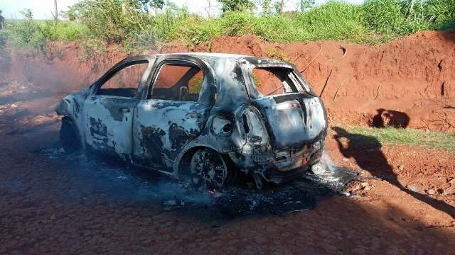 Dois carros s&atilde;o encontrados em chamas na fronteira onde viol&ecirc;ncia s&oacute; aumenta