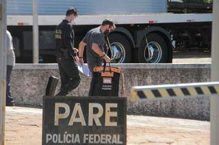 Policial chega à sede da PF, em Campo Grande, com malote (Foto: Marcos Maluf)