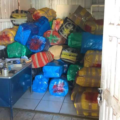 Dupla &eacute; presa com 5,6 toneladas de maconha escondida em funilaria