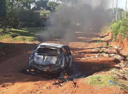 Polícia investiga ligação de carros queimados com fuzilamento de sexta