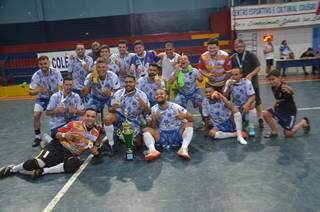 Jogadores do Murano/AABB com medalhas de campeões da Conferência Central (Foto: Hélio Lima)