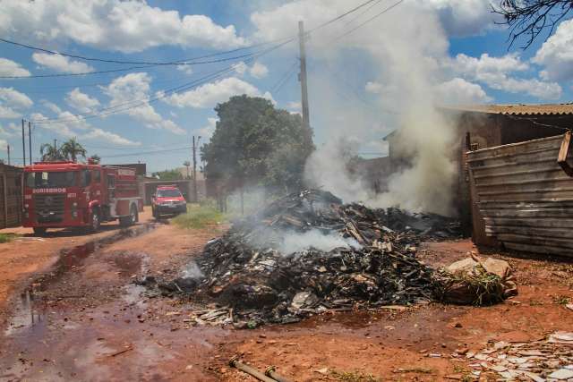 Inc&ecirc;ndio em montanha de res&iacute;duos provoca susto para vizinhan&ccedil;a