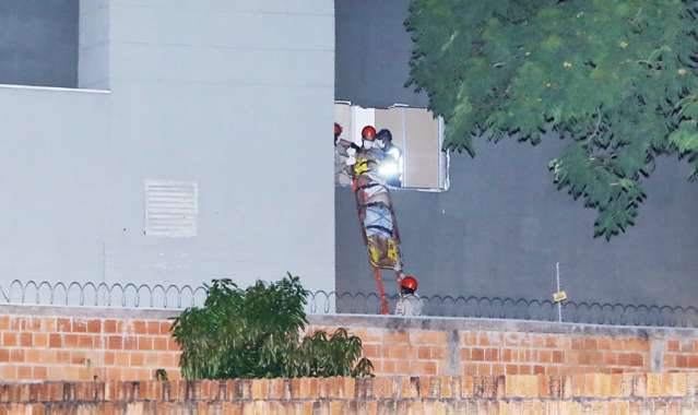 Bombeiros quebram parede para resgatar idoso que ficou preso em casa ap&oacute;s queda 