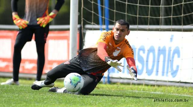 Seis jogadores do Athletico-PR testam positivo para covid-19 e n&atilde;o pegam o River