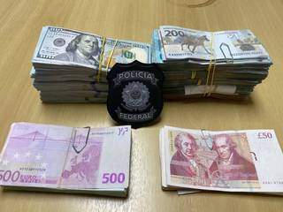 Reais, incluindo a nova nota de R$ 200, dólares, euros e libras confiscados pela PF nesta manhã (Foto: Polícia Federal/Divulgação)