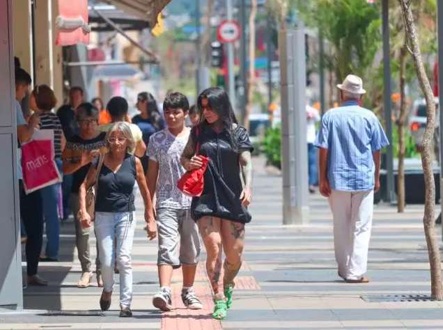 Acordo libera lojas a funcionar at&eacute; mais tarde para vendas de Natal 