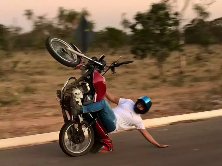 cara empinando de moto no grau com musica