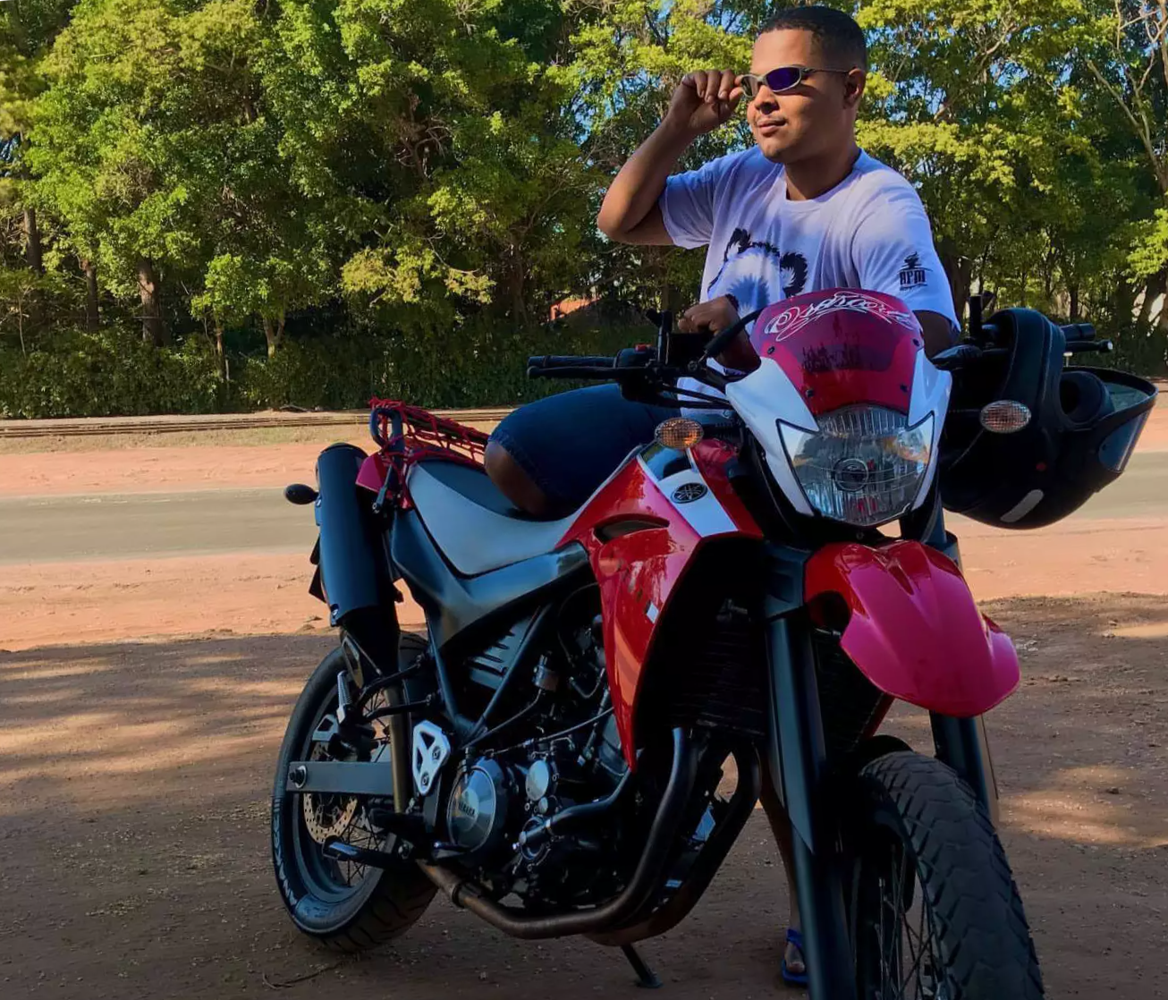 Gabriel empina a moto, faz acrobacia e posta pra todo mundo ver