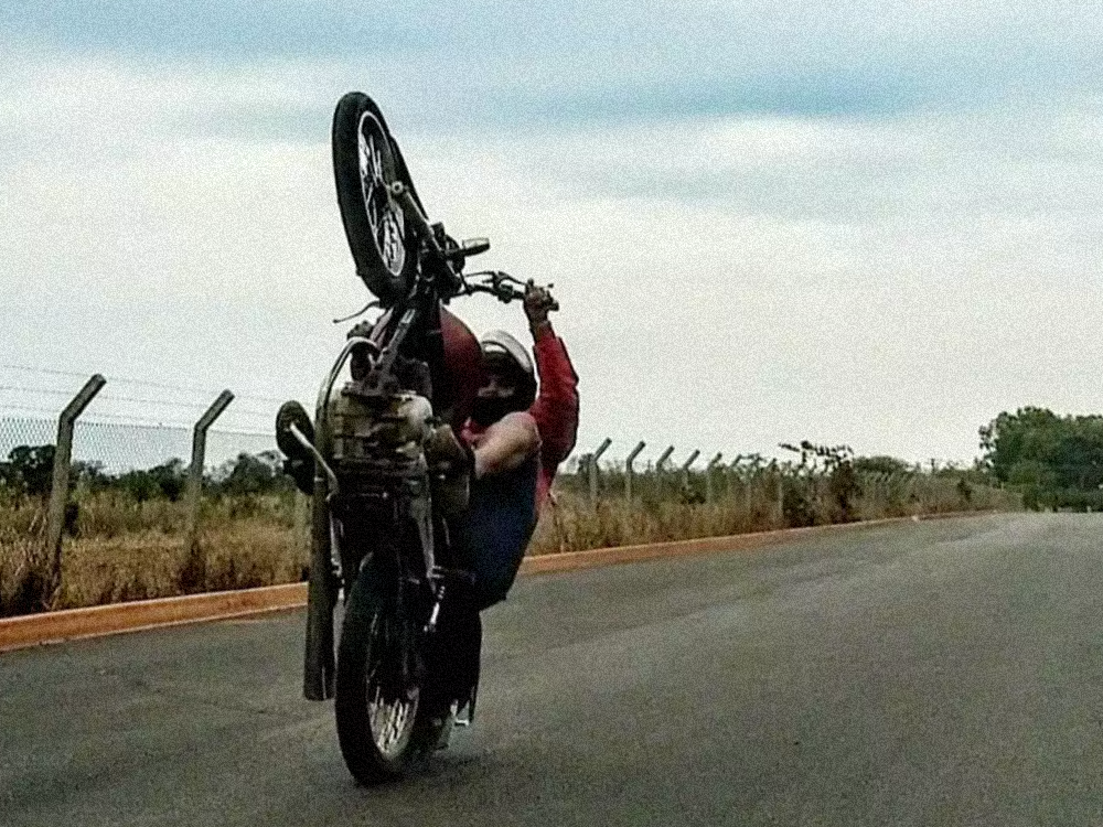 cara empinando de moto no grau com musica