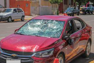 Chevrolet Onix foi destruído durante a madrugada desta terça-feira (24). (Foto: Marcos Maluf)