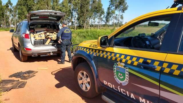 Gabriel empina a moto, faz acrobacia e posta pra todo mundo ver