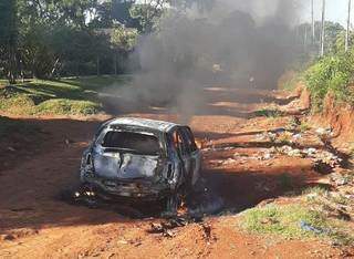 Toyota Etios encontrado em chamas hoje em Pedro Juan (Foto: ABC Color)