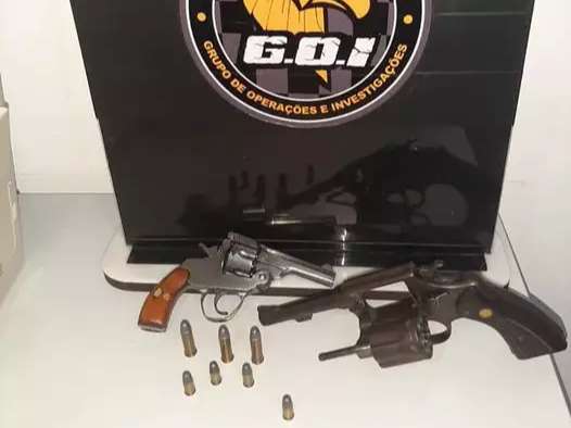Dois s&atilde;o presos vendendo armas e muni&ccedil;&otilde;es no meio da rua