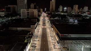 Rua 14 de Julho sem movimento na madrugada. Cenário deve se repetir nos próximos dias (Foto: Gabriel Marchese)