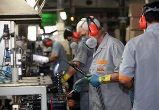 Trabalhadores em fábrica de MS. Expectativa é aumentar contratações (Foto: Fiems)