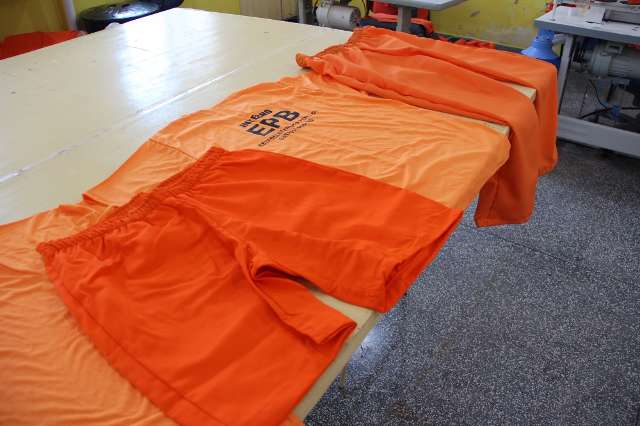 For&ccedil;a tarefa retira lixo de celas e uniformiza 130 detentos 