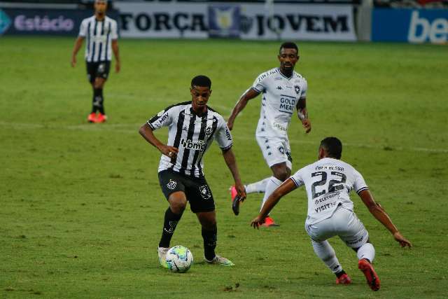 Cavalieri pega p&ecirc;nalti, mas Atl&eacute;tico-MG vence Botafogo e se isola na lideran&ccedil;a