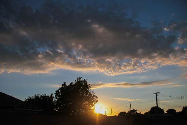 Quarta-feira ser&aacute; com poucas nuvens no c&eacute;u e muito calor em todo Estado