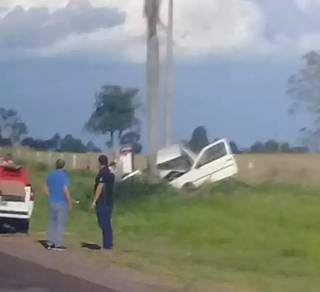 Carro colidiu com coqueiro na rodovia (Digulgação/PM)