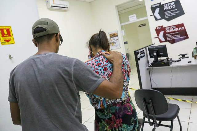 Pol&iacute;cia investiga participa&ccedil;&atilde;o de filhos de mulher que esquartejou chargista 