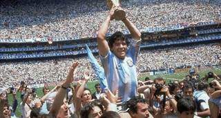 Maradona levanta taça da copa de 1986. (Foto: Estadão Conteúdo)