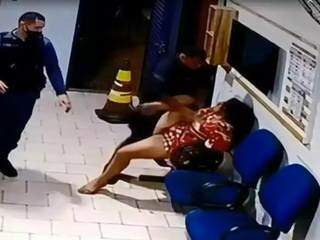 Imagem da agressão sofrida pela mulher no quartel da PM.