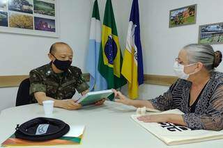 Reitora temporária Mirlene Damázio com o comandante do Exército em Dourados (Foto: Divulgação/UFGD)